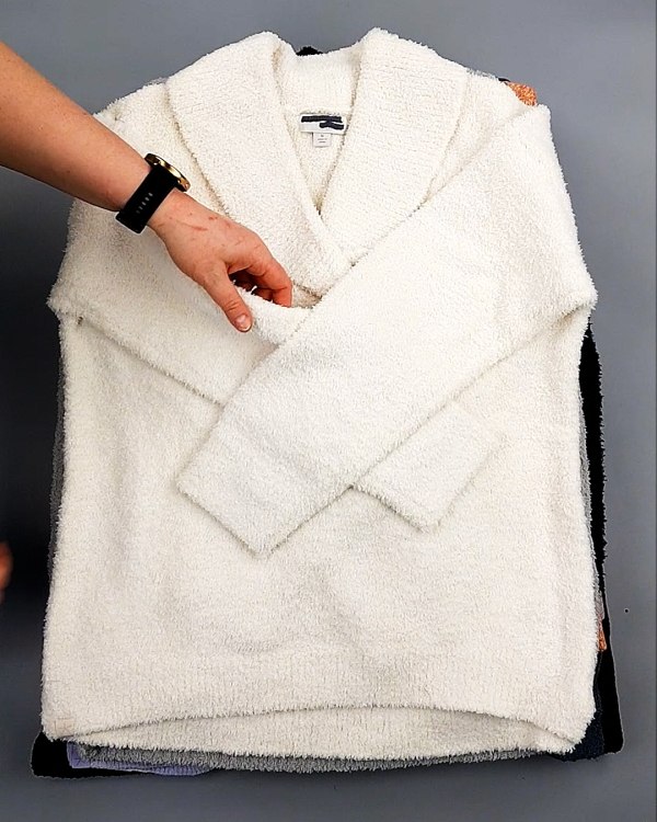 Фотография  646 - Джемпера СТОК CAN 084#7 кг, ЛОТ №7648 оптом в Петропавловске-Камчатском и Камчатском крае