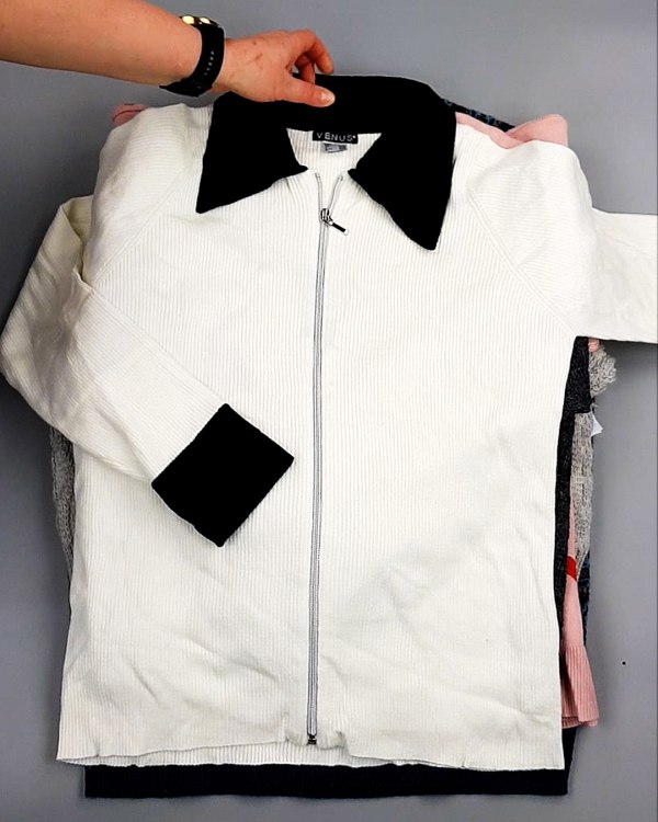 Фотография  751 - Джемпера СТОК CAN 084#7 кг, ЛОТ №7650 оптом в Петропавловске-Камчатском и Камчатском крае