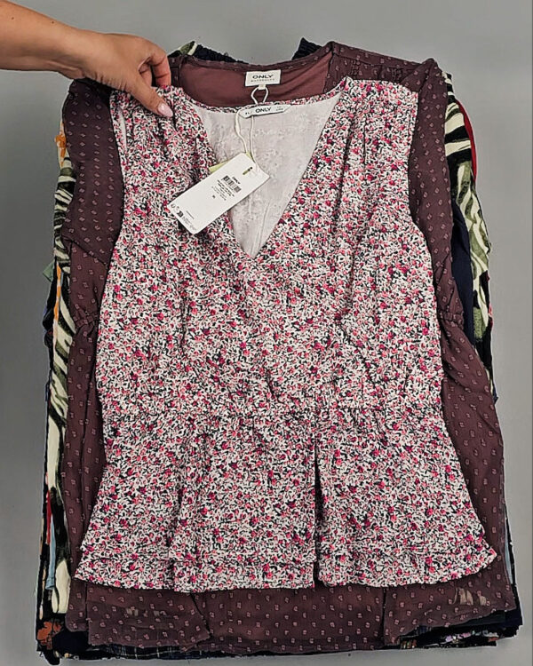 Фотография  688 - Блузки+Джемпера Bestseller Summer 045 B#8,5 кг, ЛОТ №9039 оптом в Петропавловске-Камчатском и Камчатском крае