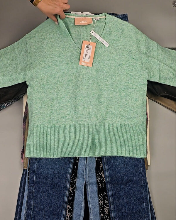 Фотография  869 - JACK JONES Women Winter mix 075 #15 кг, ЛОТ СТ-10011 оптом в Петропавловске-Камчатском и Камчатском крае